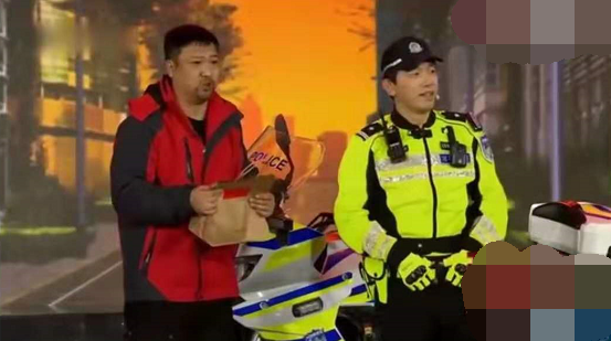 主图-警察与外卖小哥.jpg